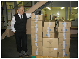 On voit le Dr Colin Harwood, directeur du Bureau d'interventions d'urgence au sein du Centre de mesures et d'interventions d'urgence avec l'envoi de m&eacute;dicaments pour les zones touch&eacute;es par le tsunami.