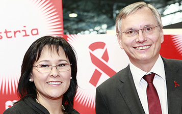 Leona Aglukkag, ministre canadienne de la Sant�, rencontre Alois Stoeger, ministre autrichien de la Sant�, pendant la Conf�rence SIDA 2010 tenue � Vienne le lundi 19 juillet 2010. (La Presse canadienne Images PHOTO/AP/Lilli Strauss)