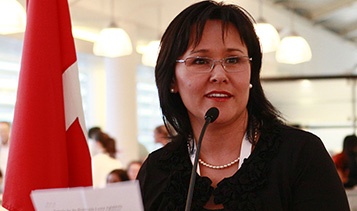 La ministre Leona Aglukkaq s'adresse aux d�l�gu�s canadiens lors de la XVIIIe Conf�rence internationale sur le sida � l'occasion d'une r�ception tenue par le Canada le 19 juillet 2010. (La Presse canadienne Images PHOTO/AP/Lilli Strauss)