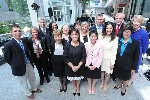 La ministre f&eacute;d&eacute;rale de la Sant&eacute;, Leona Aglukkaq, en compagnie de membres des 17 organisations qui composent les Organismes caritatifs neurologiques du Canada, le vendredi 5 juin 2009, &agrave; Toronto, apr&egrave;s avoir fait l'annonce de la toute premi&egrave;re &eacute;tude nationale canadienne sur les maladies neurologiques.